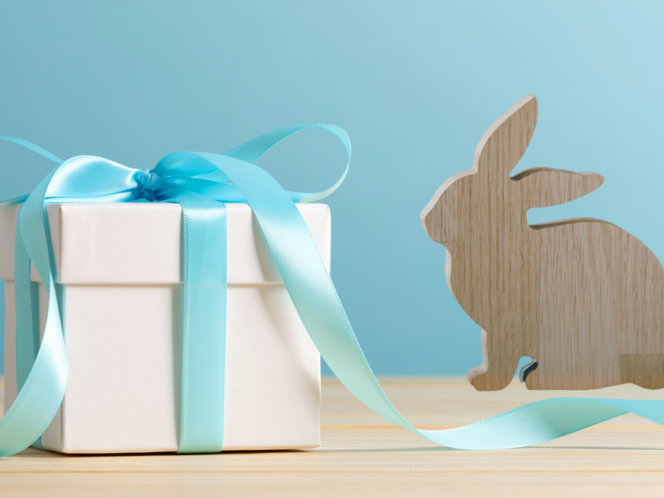 Geschenkbox mit Schleife und Hase aus Holz visualisieren Thema: Geldgeschenk zu Ostern über 20.000 EUR - Kein übliches (steuerfreies) Gelegenheitsgeschenk