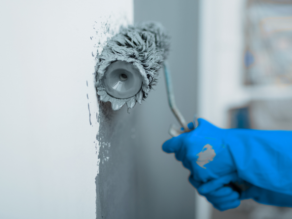 Farbrolle an Wand visualisiert Instandsetzung und Modernisierung von Gebäuden: Ein Schreiben aus 2003 wurde (endlich) ersetzt