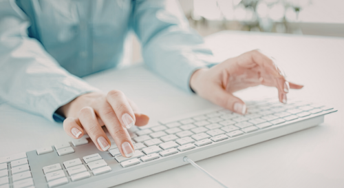 Hände tippen auf Tastatur visualisierend für Innergemeinschaftliche Lieferungen und Abfrage der Umsatzsteuer-Identifikationsnummer