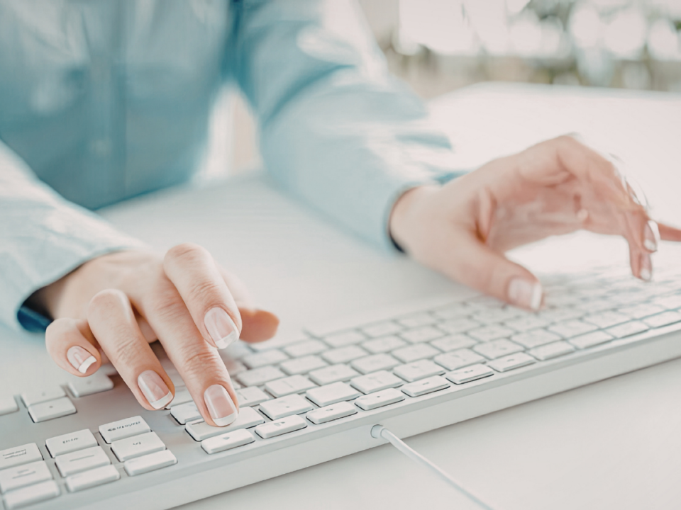 Hände tippen auf Tastatur visualisierend für Innergemeinschaftliche Lieferungen und Abfrage der Umsatzsteuer-Identifikationsnummer