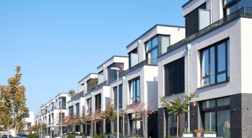 Moderne Reihenhäuser visualisierend für Immobilienbewertung für die Erbschaft- und Schenkungsteuer: Gutachterausschüsse in ihrer Bedeutung gestärkt