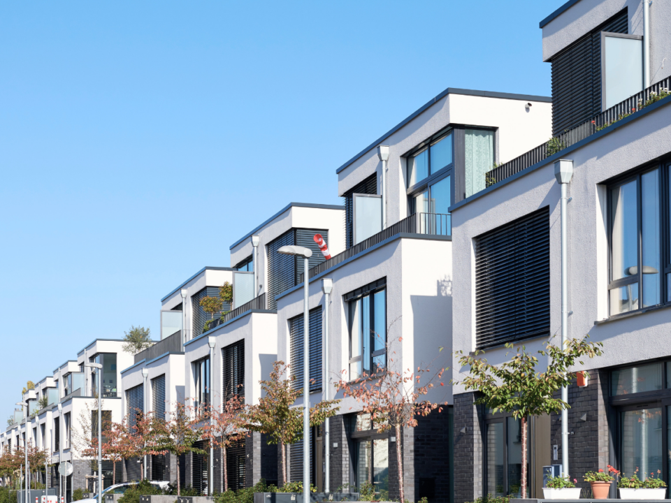 Moderne Reihenhäuser visualisierend für Immobilienbewertung für die Erbschaft- und Schenkungsteuer: Gutachterausschüsse in ihrer Bedeutung gestärkt