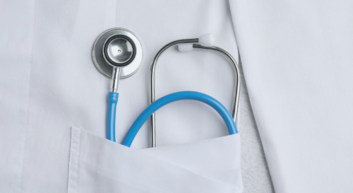 Arztkittel mit Stethoskop visualisierend für Reform der gesetzlichen Krankenversicherung: Wichtige Änderungen ab 2027 und 2028
