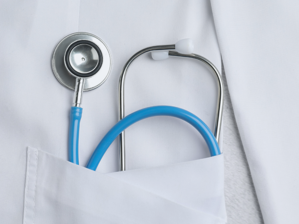 Arztkittel mit Stethoskop visualisierend für Reform der gesetzlichen Krankenversicherung: Wichtige Änderungen ab 2027 und 2028