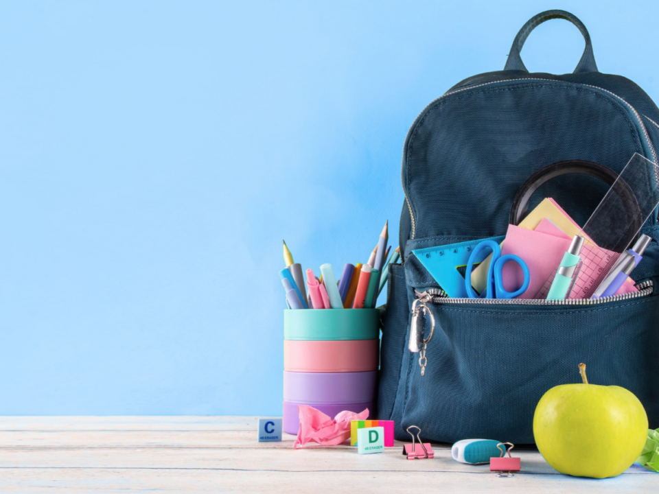 Schulrucksack mit Utensilien visulisierend für Schulgeld: Beiträge an einen Schulförderverein können abziehbar sein