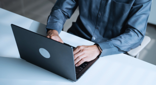 Person am Laptop visualisierend für Ab 2027 ist die elektronisch unterstützte Betriebsprüfung (euBP) verpflichtend